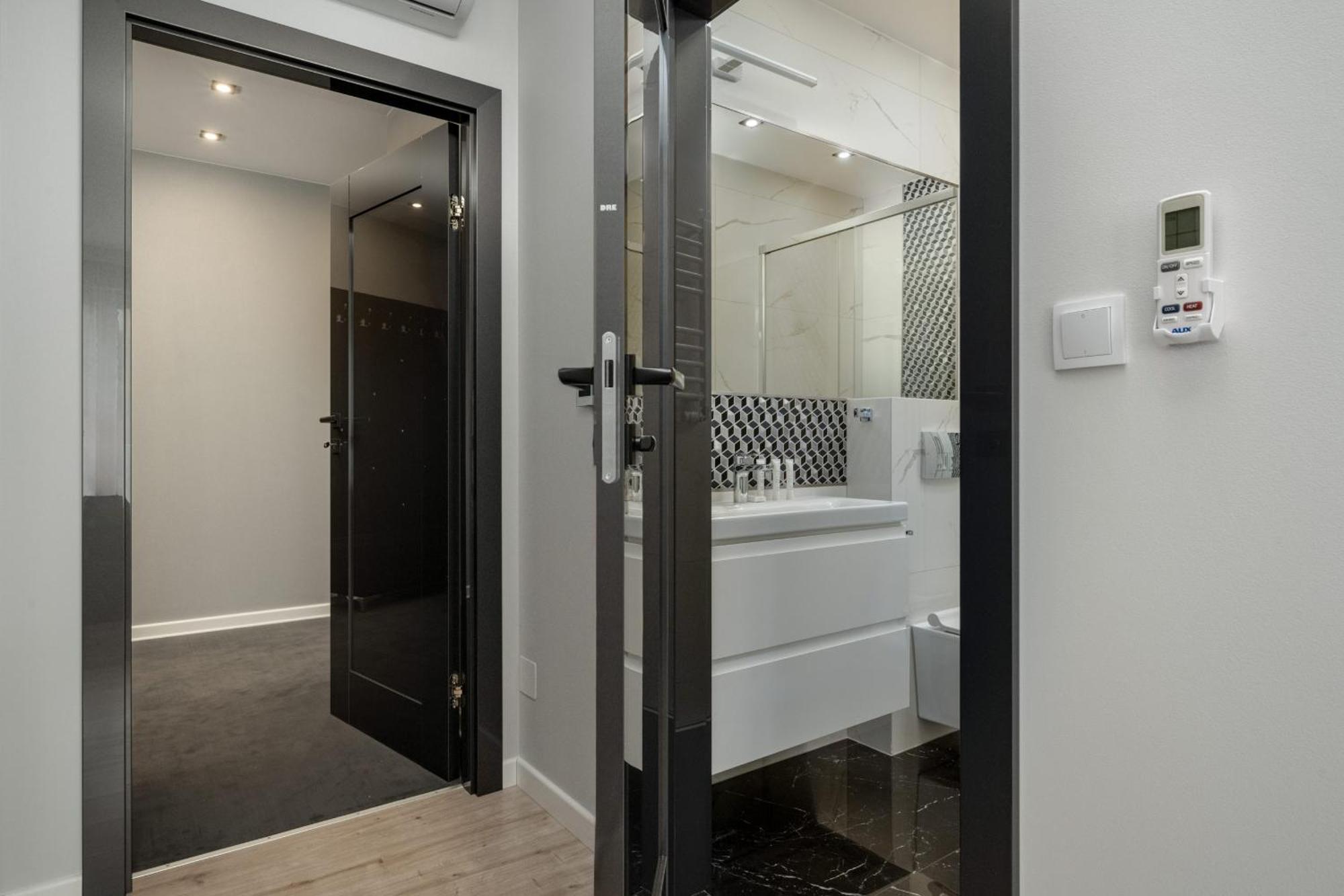 Luksusowy Apartament Z 3 Sypialniami, Klimatyzacja, Parkingiem I Biurkiem We Wroclawiu By Renters Prestige 외부 사진
